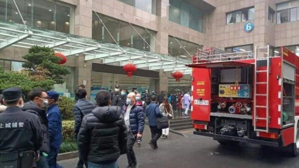 22日上午，浙江大学医学院附属第一医院发生爆炸。据悉，是有人投放了自制的简易炸弹（图片来源：微博）