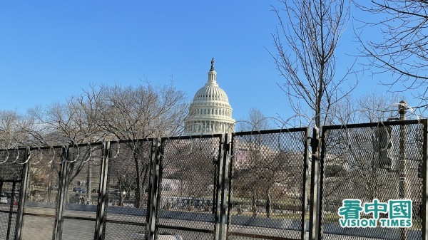 图为2021年1月7日后，美国国会大厦所在区域一直在铁丝网围栏的包围中。（图片来源：看中国记者摄影）