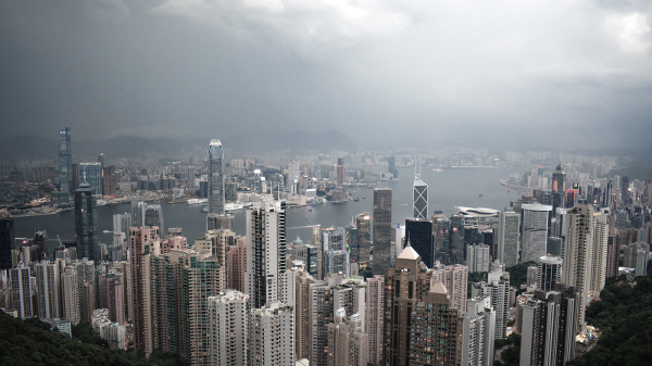 國安法實施後，香港如烏雲壓頂。（圖片來源：Adobe Stock Photos）