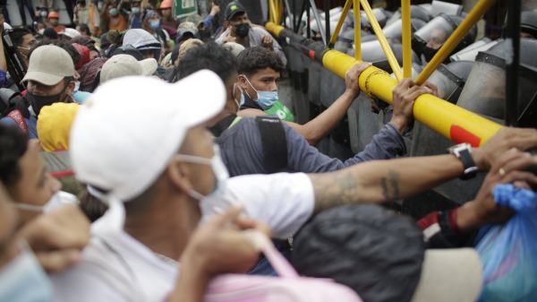 移民大篷车抵达危地马拉前往美国