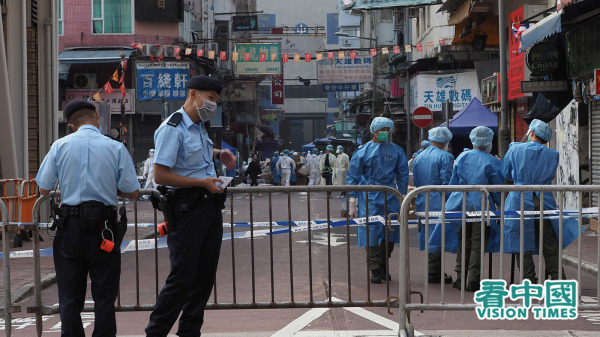 香港政府日前忽然宣佈封鎖佐敦區內部份範圍，局內市民被禁足於家中。（圖片來源：李天正/看中國）