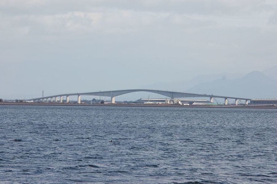 从北面看江岛大桥。