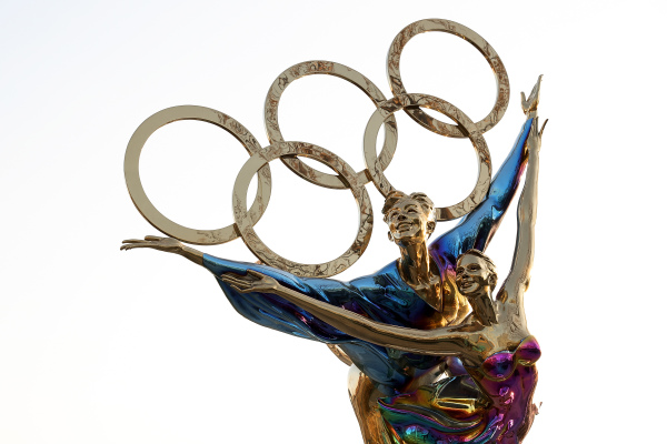 2022年北京冬季奧運會的奧林匹克花樣滑冰比賽場館外塑像。