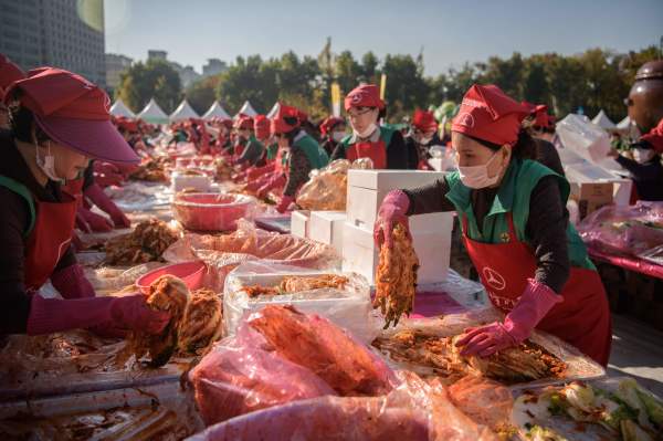 2018年11月2日，首爾舉行泡菜製作節上，有志願者參與製作泡菜。