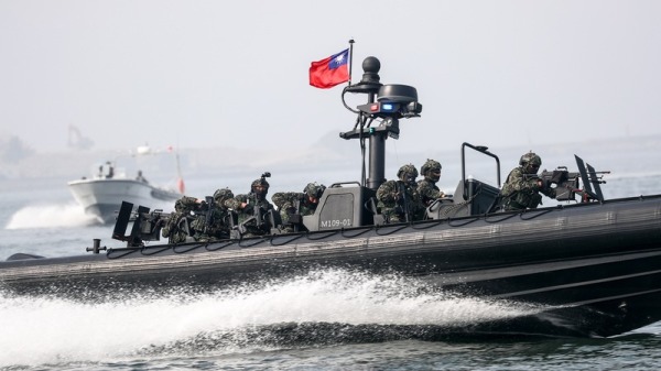 中华民国海军陆战队今日进行反特攻的演练，由国内的厂商研制M109特种作战突击艇也首次亮相。