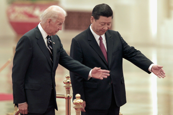 2011年8月18日，时任美国副总统拜登和时任中共国家副主席习近平在北京大会堂会面。
