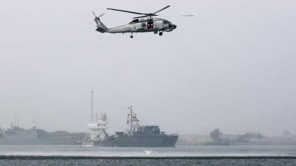 海军27日在左营军港举行操演，图为海军S-70C反潜直升机出动并进行观雷作业。