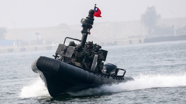 图为海军陆战队驾驶操控Ｍ109新式突击艇在海上快速推进。
