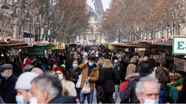 2021年1月30日，法國巴黎街頭的人們都戴著口罩。