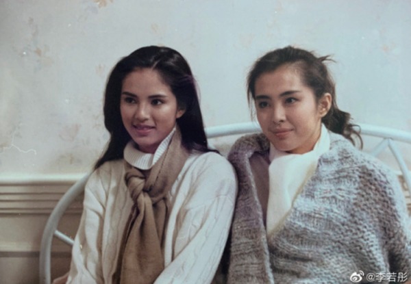 王祖賢1989年和李若彤合照，當時22歲的她，對比現在54歲的容貌，幾乎沒有太大差別。