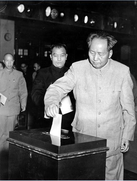 中共騙人的招數很多，其一是1954年選舉全國人大代表，毛澤東投票擺拍，他身後為北京大學副校長江隆基。