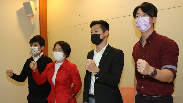 台灣高雄市無黨籍的議員黃捷面臨被罷免，該案將在2月6日投票。無黨籍的立委林昶佐（右二）以及民進黨的立委劉世芳（左二）等多人再次開記者會來聲援，反對阻擋台灣進步、霸凌年輕人的罷免行動。
