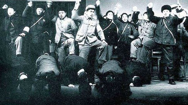 图为1966年上海红卫兵批斗老师和校领导。（图片来源：网络截图）