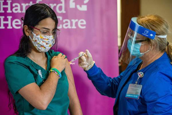 图为美国某地医护人员在为民众注射武汉肺炎病毒疫苗。（图片来源：Joseph Prezioso/AFP via Getty Images）
