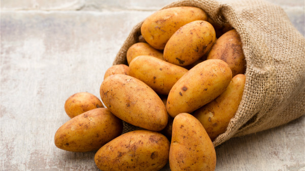 發青的土豆皮有毒素，不能吃。