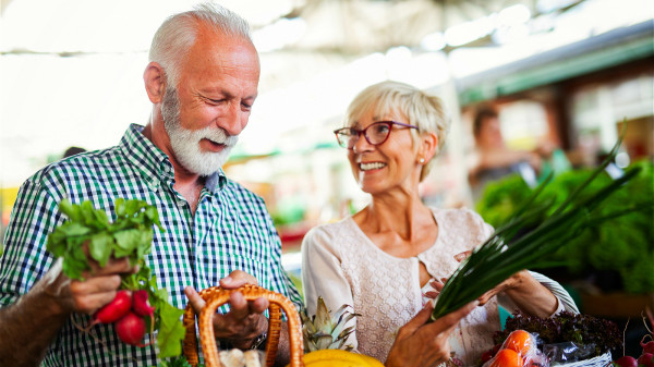 長壽地域的老人以植物性飲食為主，，吃肉的量非常少。