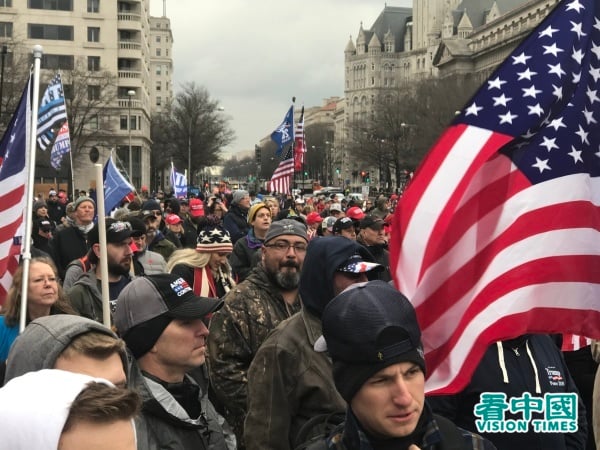 2021年1月5日，川普總統支持者聚集在華盛頓DC的自由廣場，表達「制止竊選，拯救美國」的呼聲，向1月6日的國會聯席會議施加民意壓力。（圖片來源：看中國記者攝影）