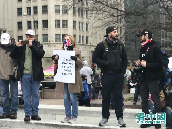 2021年1月5日，川普總統支持者聚集在華盛頓DC的自由廣場，表達「制止竊選，拯救美國」的呼聲，向1月6日的國會聯席會議施加民意壓力。（圖片來源：看中國記者攝影）