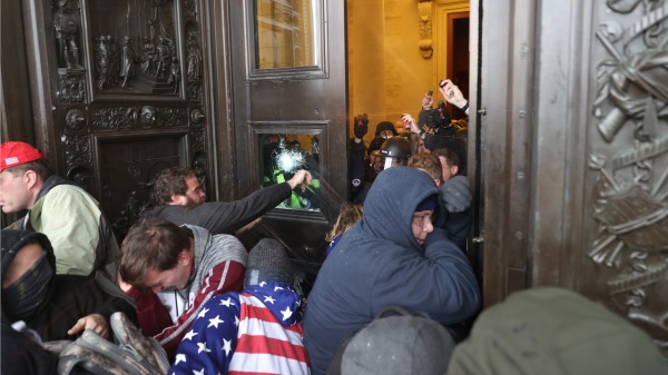 2021年1月6日，川普支持者试图闯入国会大厦。 （图片来源：Tasos Katopodis/Getty Images）
