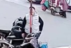 -16℃舔鋼管會凍住熊孩子親身實驗悲劇了(圖)