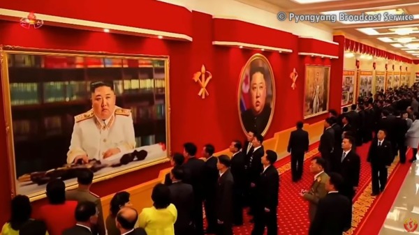 朝鲜众官员在金正恩的照片前驻足观看