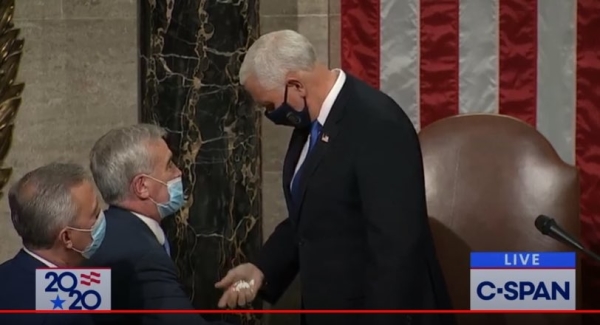 2021年1月7日凌晨，邁克．彭斯（Mike Pence）副總統在國會聯席會議宣布認證拜登勝選後收到一枚神秘「金幣」。（圖片來源：私人推特用戶）