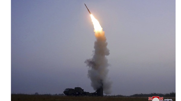 朝鲜国防科学院9月30日成功试射一枚新研发的防空导弹导弹。