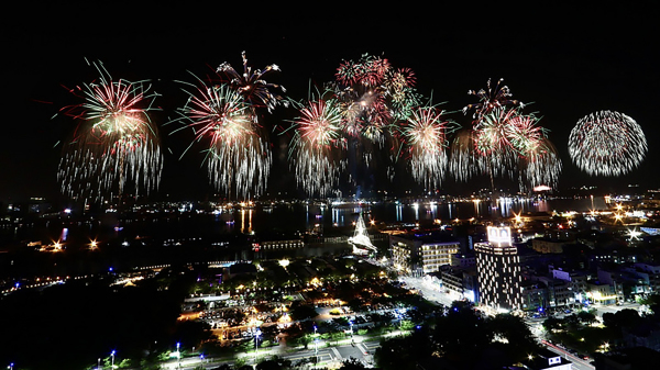 10月10日晚上8时，国庆烟火燃亮台湾高雄夜空。（图片来源：中央社）