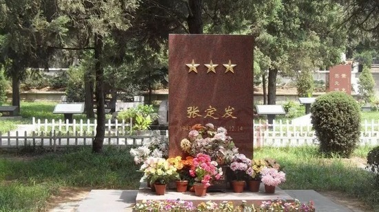 這是原海軍司令張定發的墓碑，上面除了名字，只有生死日期。