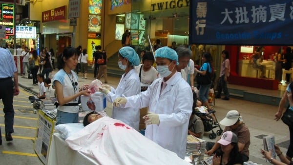  法輪功學員在香港街頭模擬中共活摘器官。（圖片來源：Wrightbus/Wikipedia/CC BY-SA 3.0）