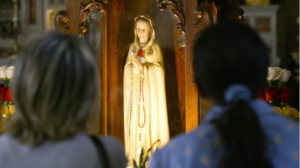 2003 年 3 月 25 日在委内瑞拉加拉加斯聖母瑪利亞雕像哭泣 流血淚