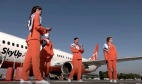 空姐改制服運動鞋加長褲顛覆形象(圖視頻)