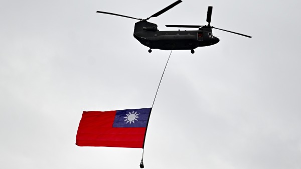 10月10日，在台北举行的国庆庆祝活动中，一架CH-47契努克直升机悬挂着中华民国国旗。