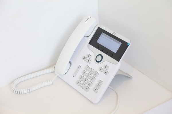 使用固定电话的时候，即使你挂断了电话，对方也可以保持联线状态。