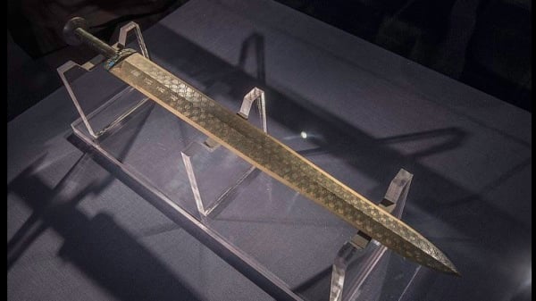 越王勾践的青铜剑，布满略显黑色的菱形纹饰