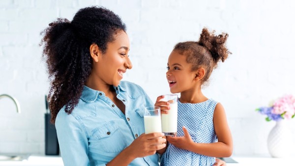 妈妈和小孩喝牛奶