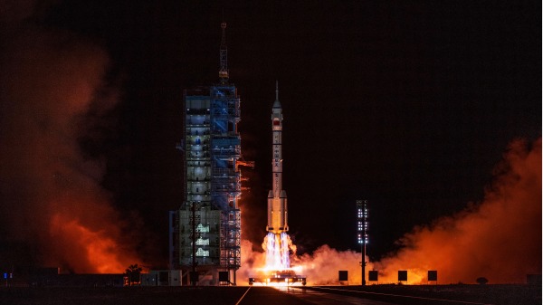 10月16日，搭载神舟十三号载人飞船的长征二号F遥十三运载火箭，在中国酒泉卫星发射中心发射，将三名航天员送入太空。（图片来源： Kevin Frayer/Getty Images）