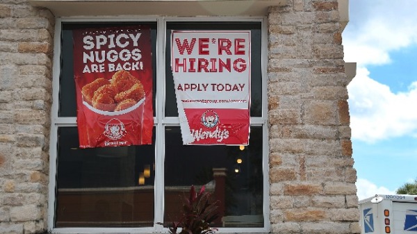 餐饮业是辞职最多的行业之一。图为Wendy's 快餐店在招工。(Joe Raedle/Getty Images)