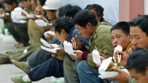 上海一建筑工地工人们就地午餐。（图片来源：Getty Images）