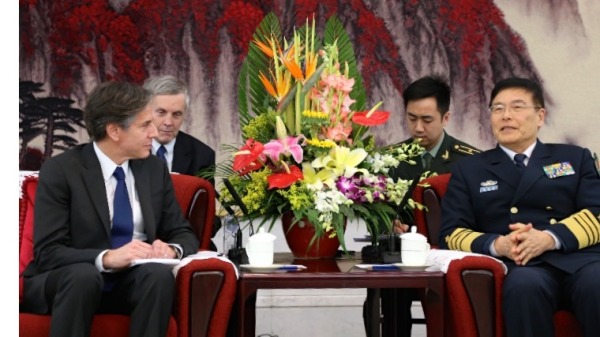 图为2015年2月11日美国副国务部长安东尼·布林肯与中共军队副总参谋长孙建国举行会谈。