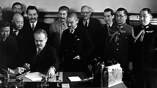 蘇聯外長莫洛托夫簽署《日蘇中立條約》