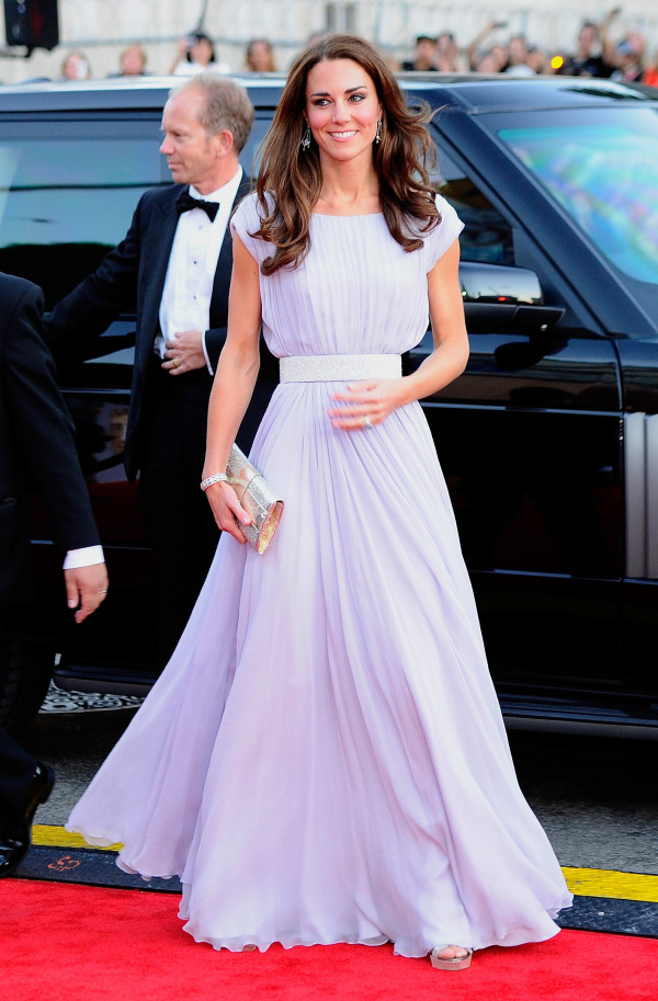 凯特王妃2011年时身着同一件紫色礼服，当时搭配的腰带装饰是白色亮片款。