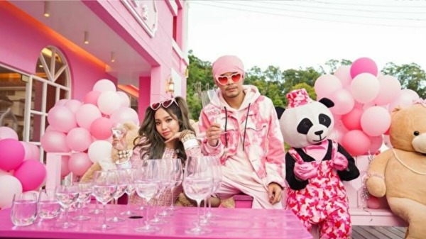 馬來西亞歌手黃明志（右）與陳芳語（左）合唱歌曲《玻璃心》，暗諷中國小粉紅，在微博遭下架。