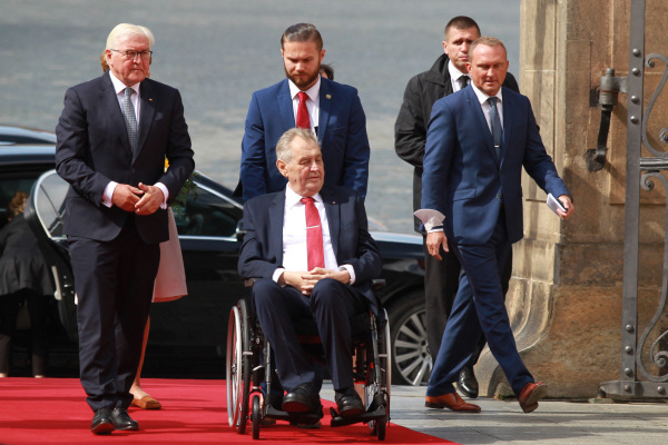 2021年8月26日，德国总统弗兰克-瓦尔特·施泰因迈尔（左）到访捷克，收到捷克共和国总统米洛斯·泽曼（坐轮椅者）欢迎。