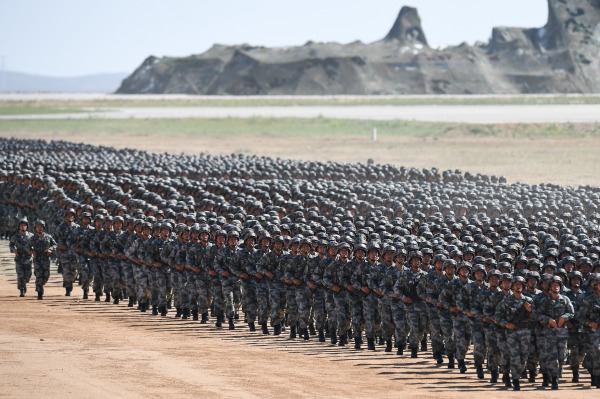 中共士兵在内蒙古朱日河训练基地举行阅兵式。
