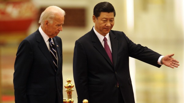 2011年8月18日，习近平在北京为拜登举行的欢迎仪式。