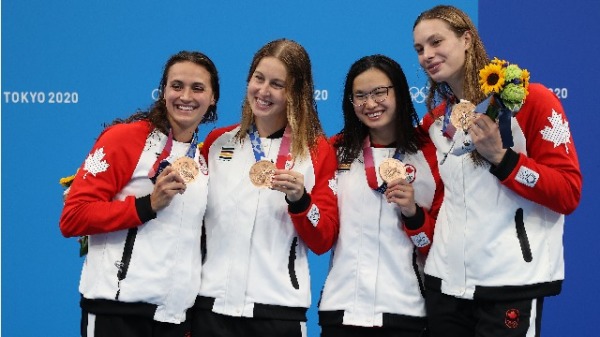 華裔女孩瑪格麗特．麥克尼爾（右二）在東京奧運會上，為加拿大摘下奧運首枚金牌。