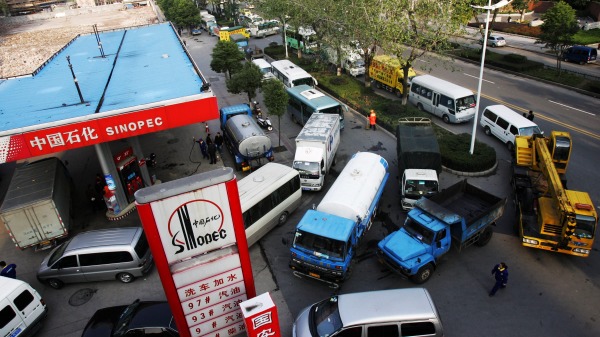 2007年11月19日武汉市，汽车在某加油站排队购买柴油。