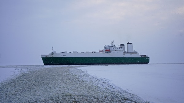 2018年8月2日，貨船Baltica號在芬蘭北部破冰的航道上行駛。