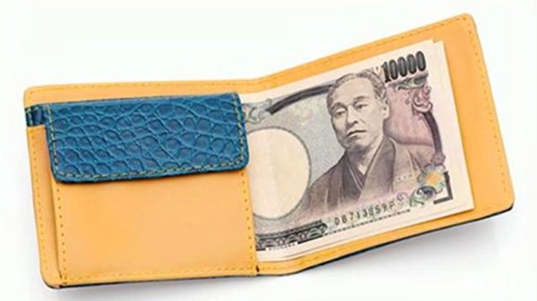 一日本女子在拾获内有100万日圆的钱包后，亲自给失主送去。